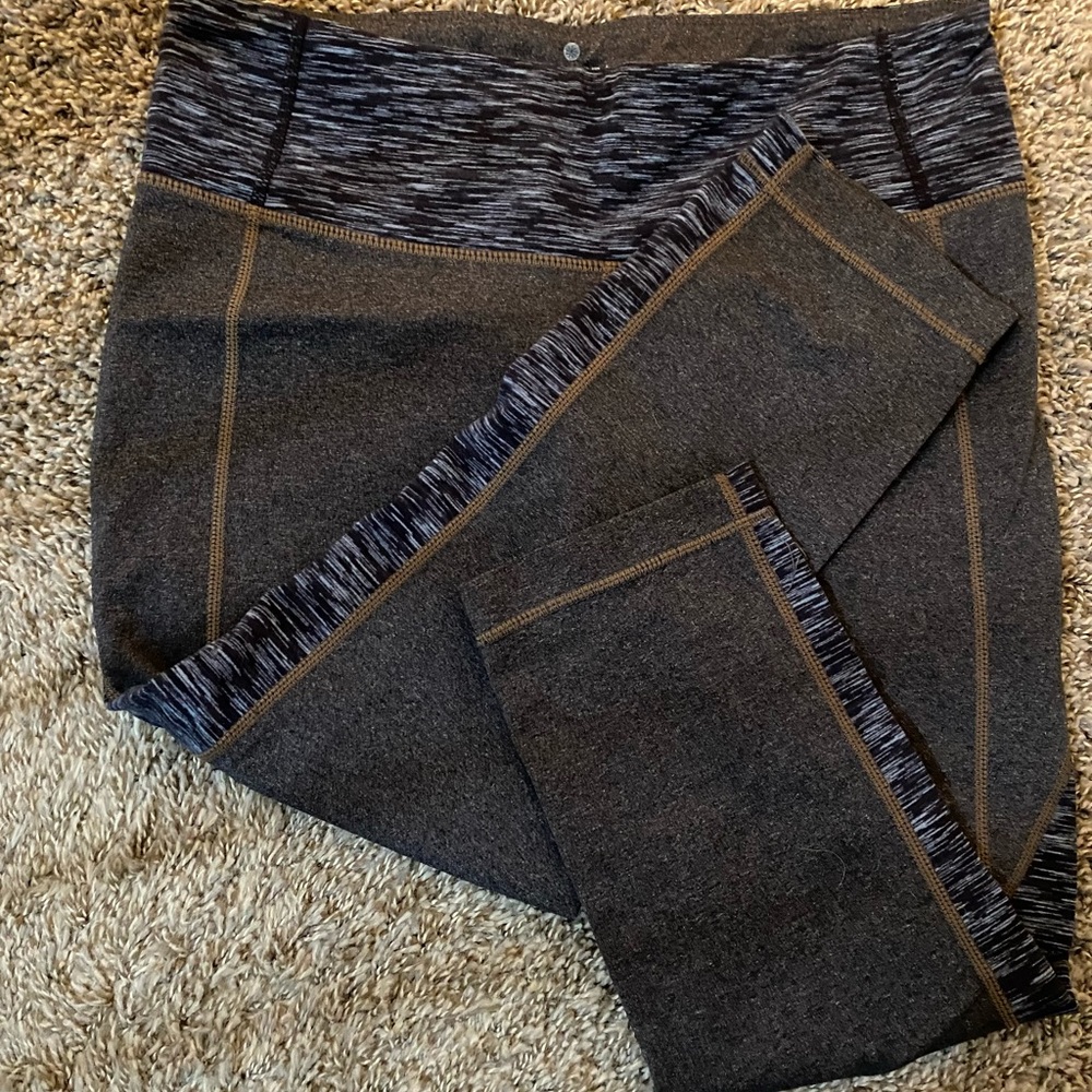 SOLD Athleta Grey Crop Yoga Pants Blue Stripe VGUC